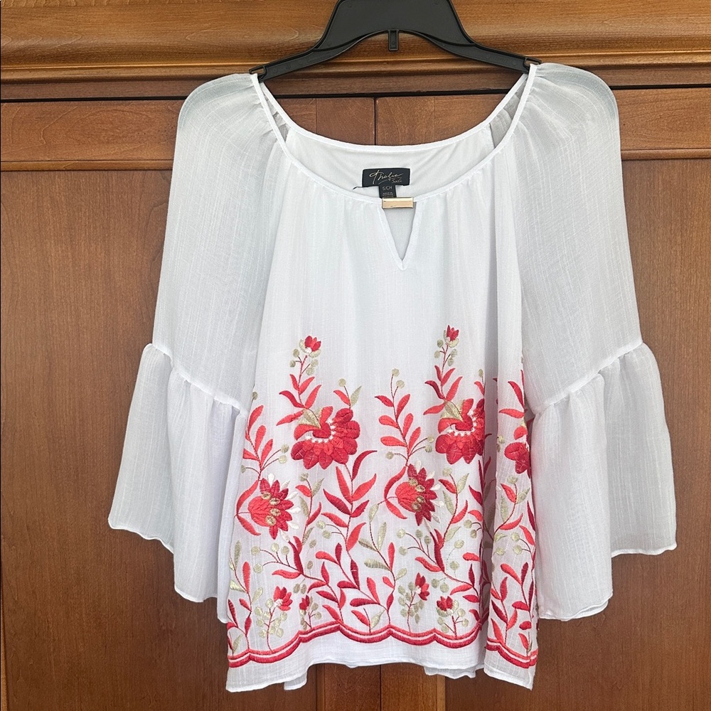 THALIA Sodi White Floral Embroidered Keyhole Top Small